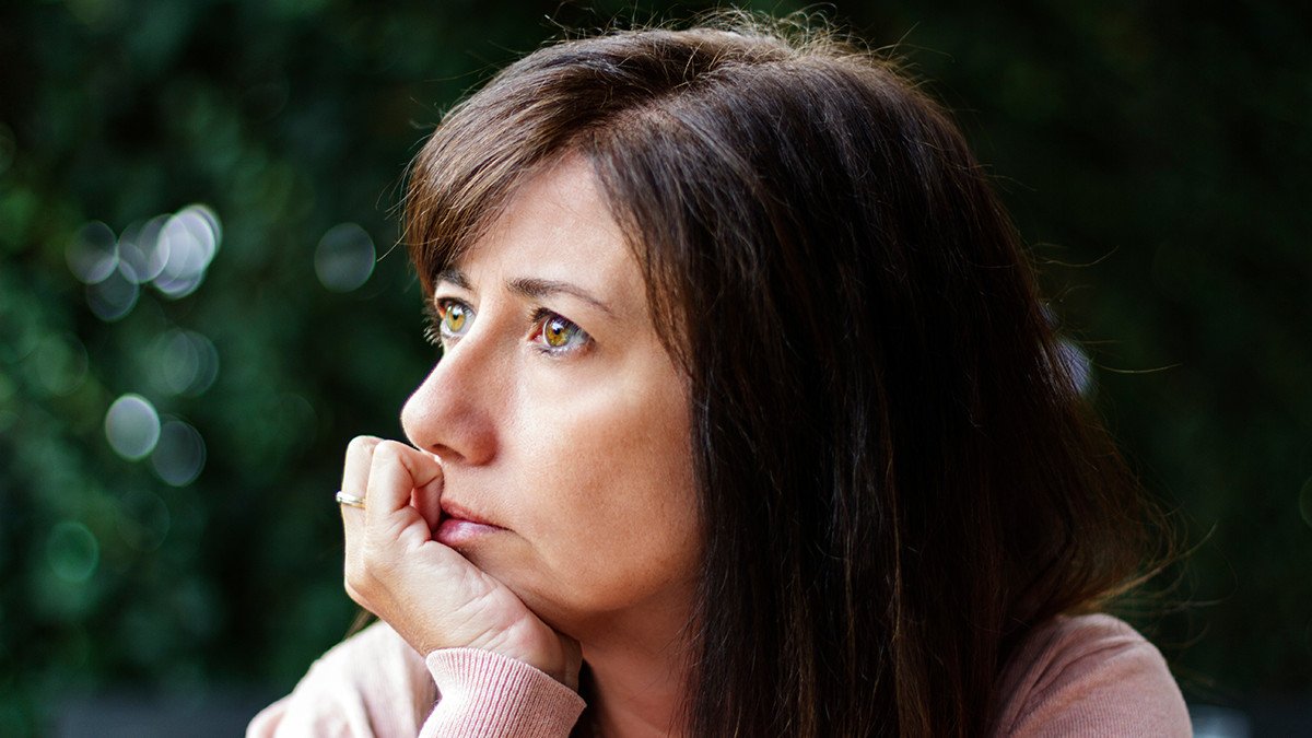 woman thinking about histamine intolerance
